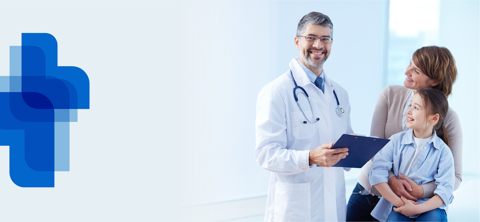 Médico atendiendo a una madre y su hijo